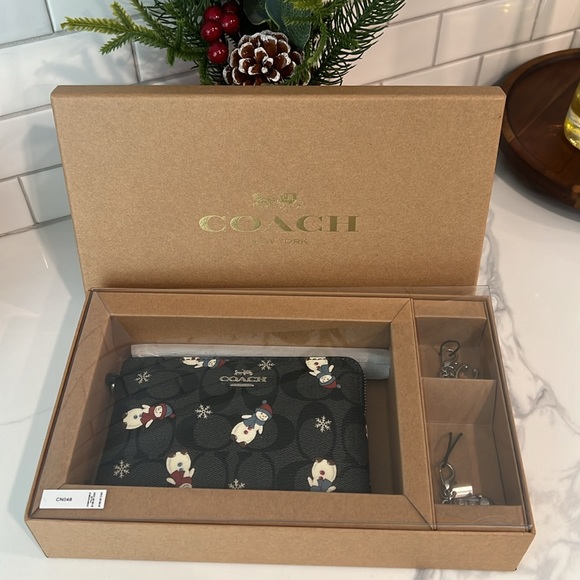 ⛄️🎄CUTE❤️ Coach wristlet Wallet - Picture 12 of 12